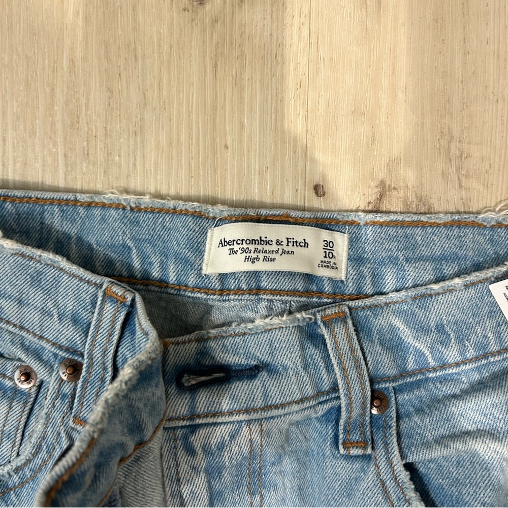Abercrombie & Fitch
The '90s Relaxed Jean
High Rise - Picture 4 of 5